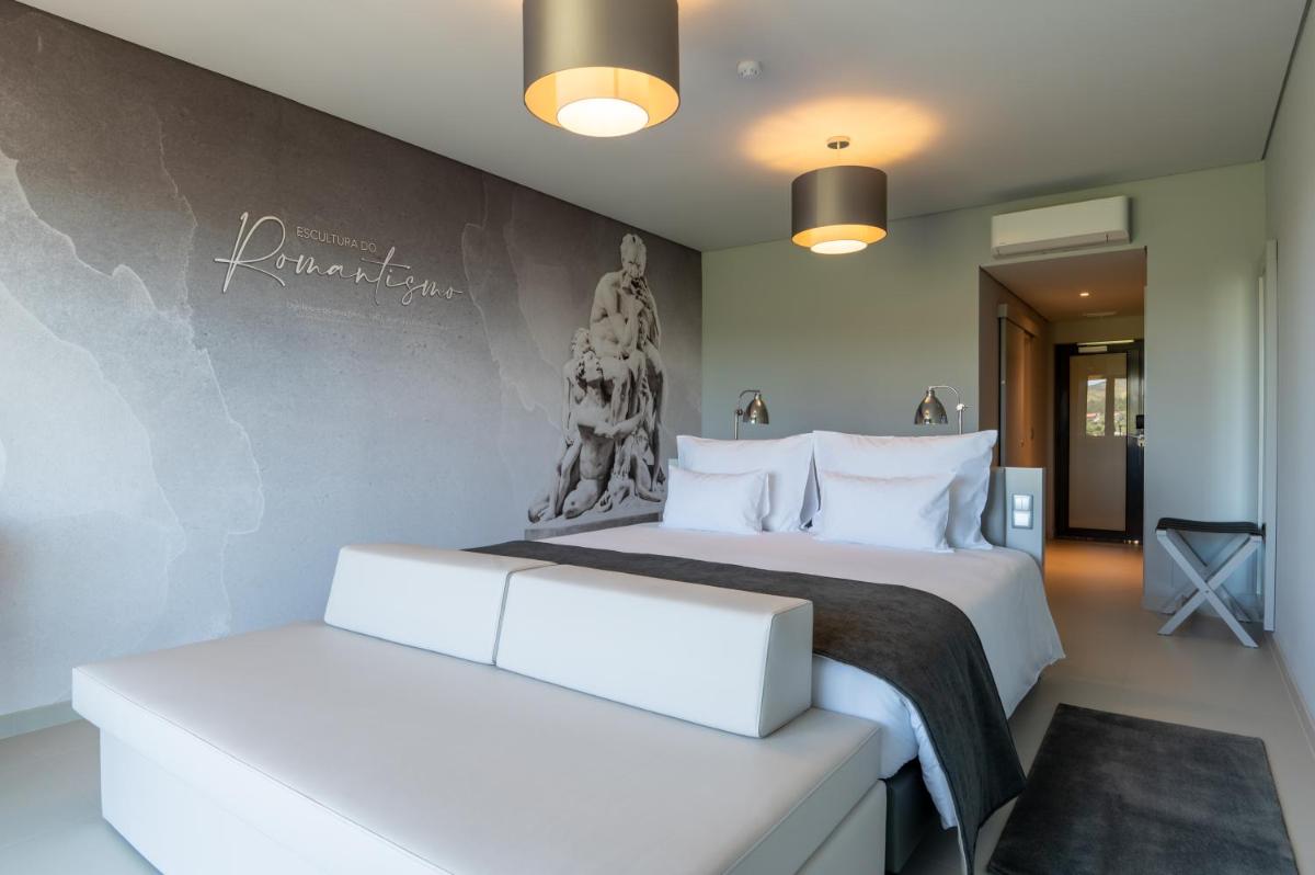 Uma cama ou camas num quarto em Vila Gale Collection Ponte de Lima