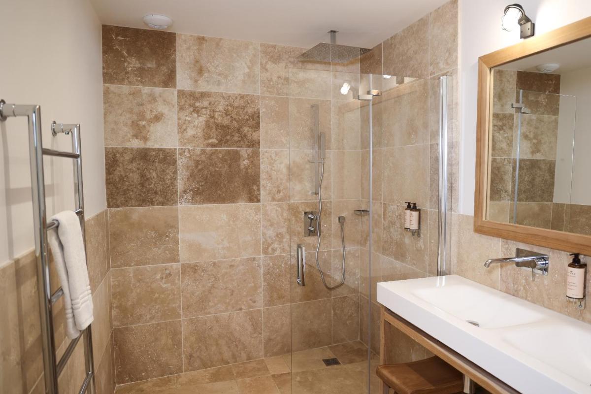 une salle de bain avec douche et lavabo dans l'établissement Residence Les Suites Pereire, à Arcachon