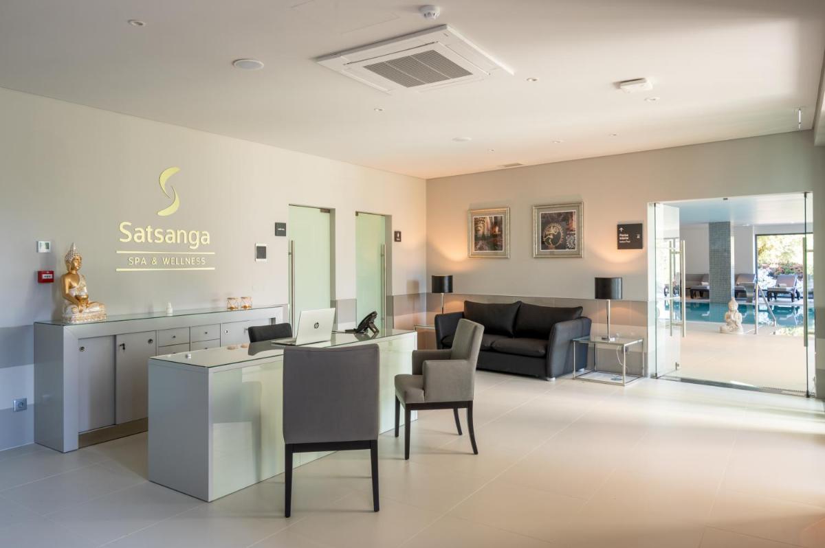 uma sala de estar com um sofá e uma mesa em Vila Gale Collection Ponte de Lima em Ponte de Lima