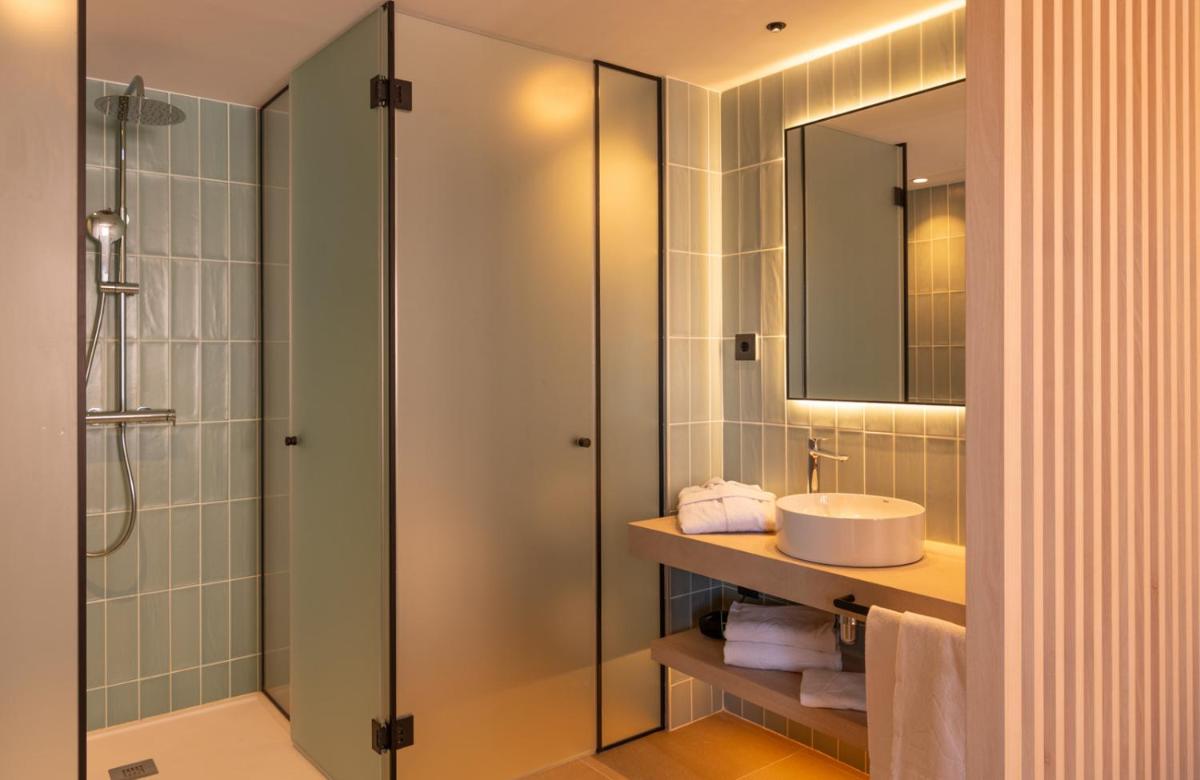 Un baño de AQUA Hotel The Breeze & Spa - All Inclusive - Adults Only - 4Sup