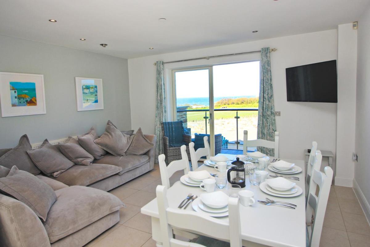 BY THE BEACH, The Quies, Beach House - Housity