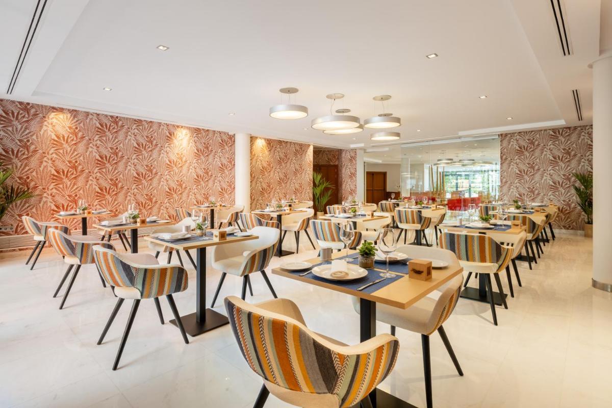 Un restaurante o sitio para comer en Exe Estepona Thalasso & Spa- Adults Only