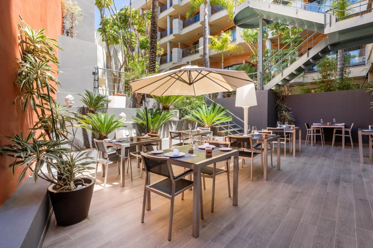 Un restaurante o sitio para comer en Exe Estepona Thalasso & Spa- Adults Only