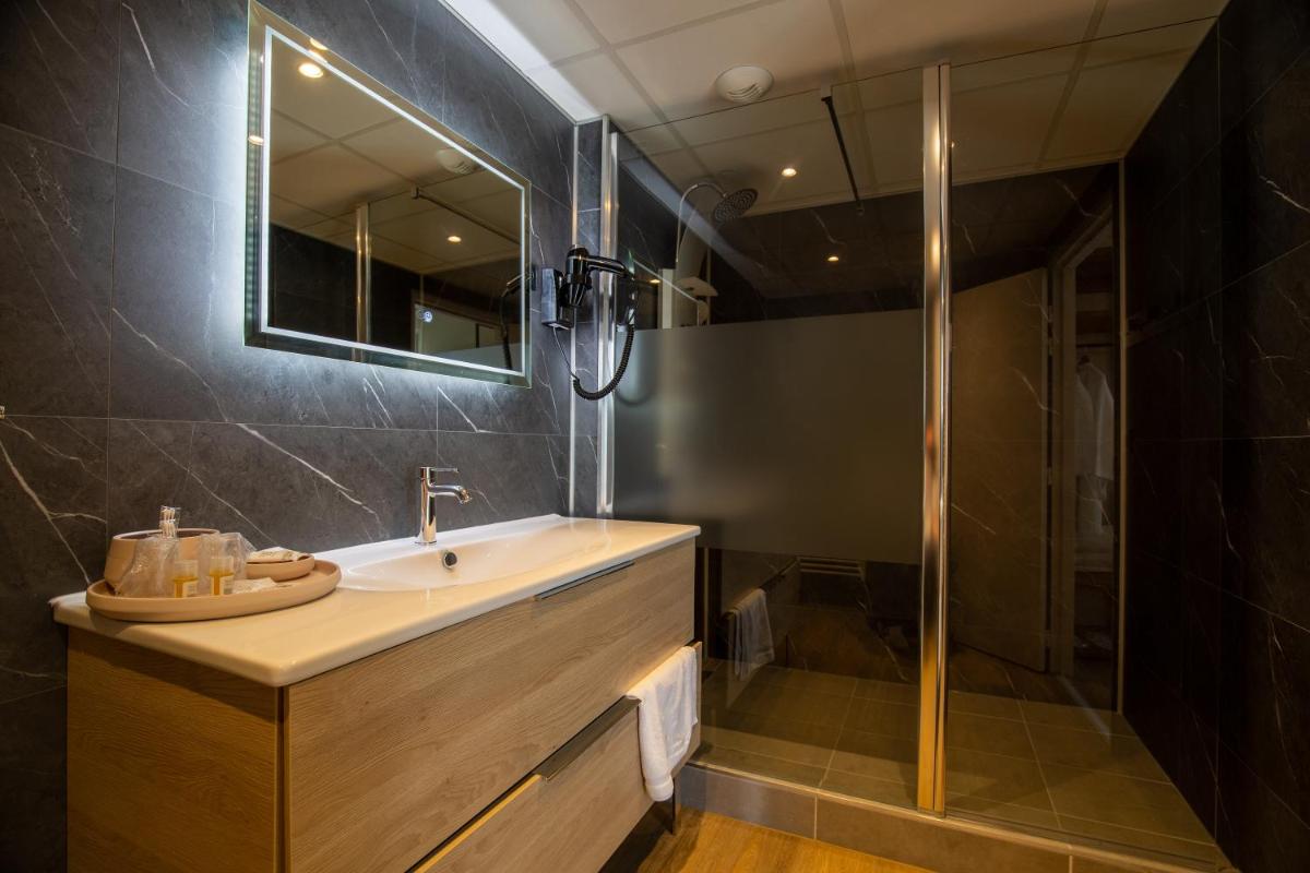Salle de bains dans l'établissement Best Western Côte des Sables Plouescat
