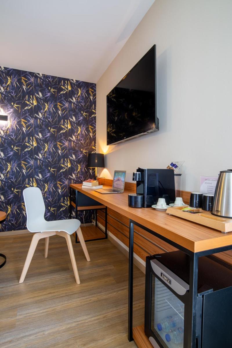 Télévision ou salle de divertissement dans l'établissement Best Western Côte des Sables Plouescat