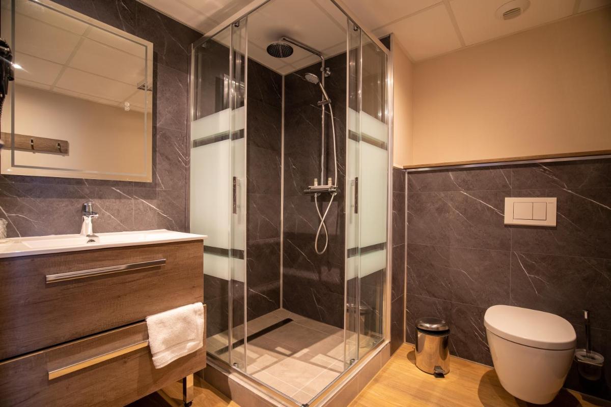 Salle de bains dans l'établissement Best Western Côte des Sables Plouescat