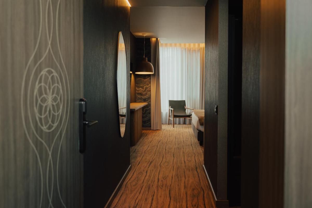 Uma televisão e/ou sistema de entretenimento em Hotel Leiriartem by Grupo Quinta dos Lagos