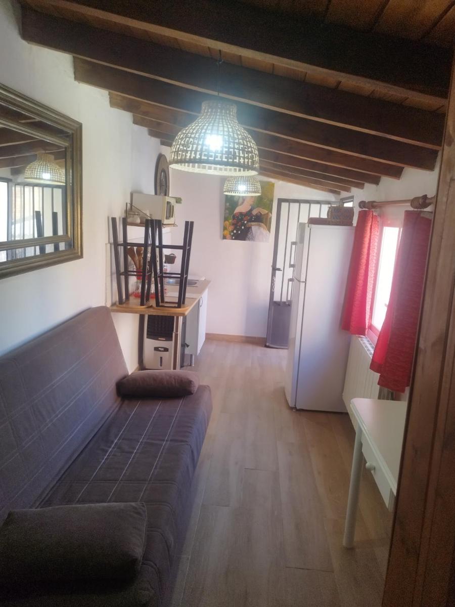 Habitación rústica independiente con todas las comodidades, sofacama y ventilador - Housity