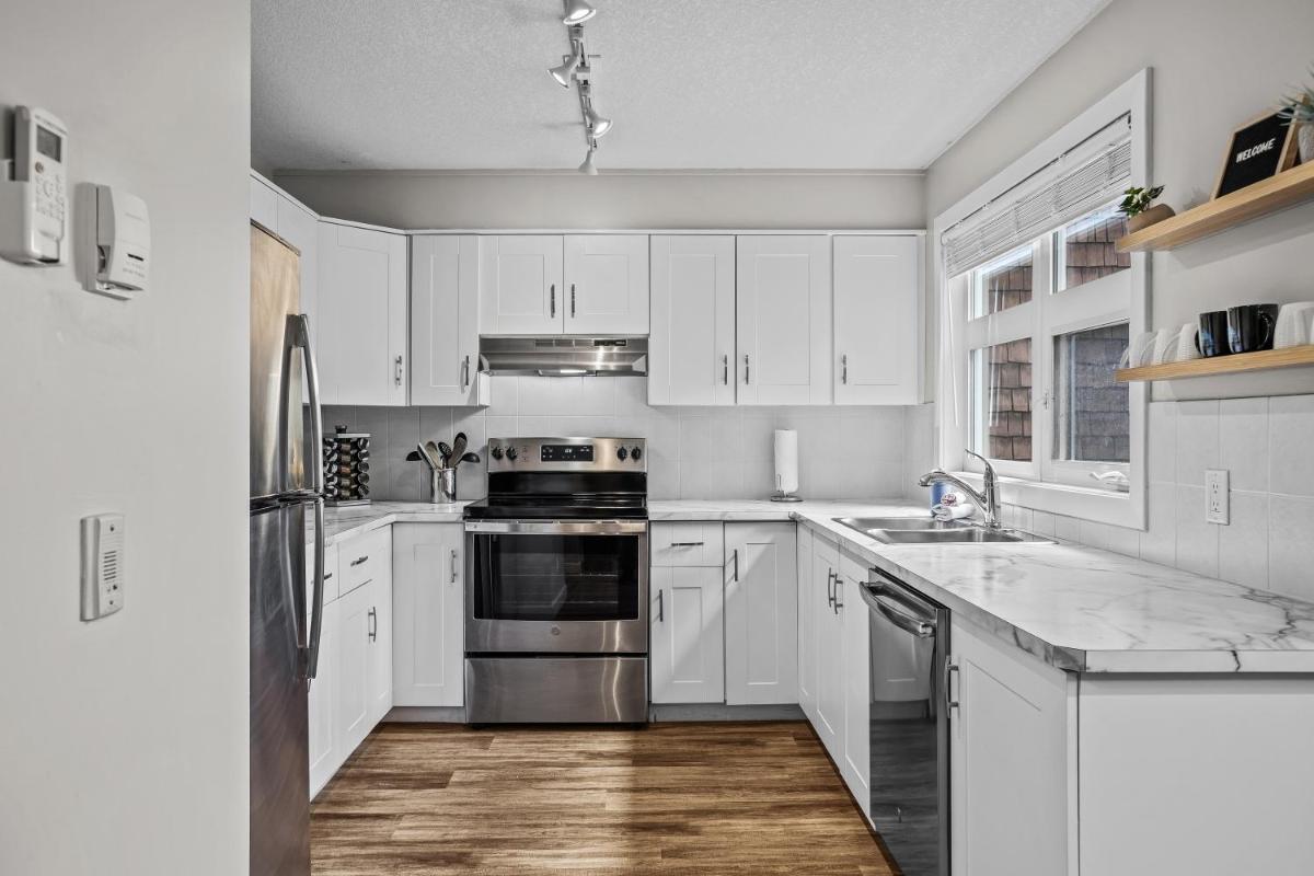 CHARMING 1 Bdrm plus loft with VIEWS managed by Little Sister Getaways - Housity
