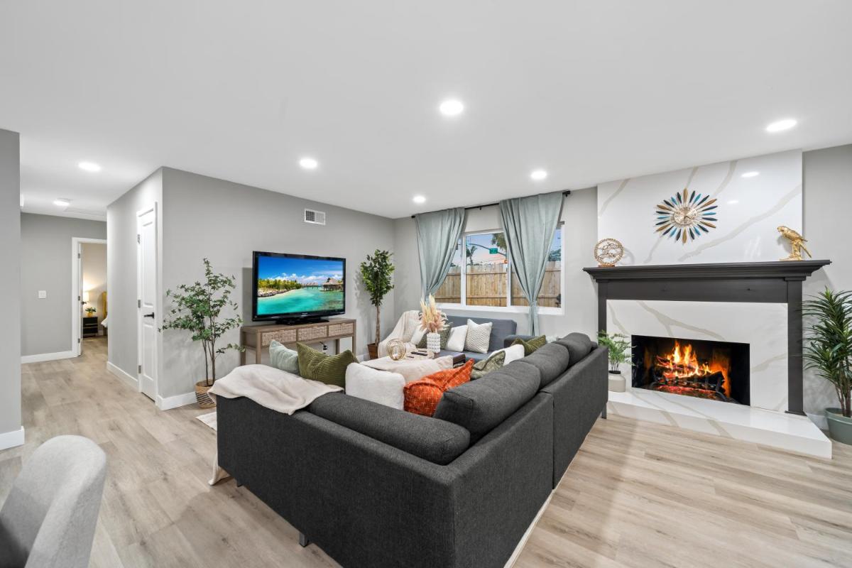 Entire Private Home with Hot Tub, Garage, King Bed, 3 Bedrooms 2 Bathrooms, Available Now - Housity