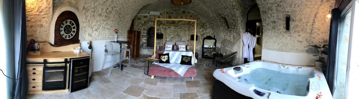 Nuit insolite avec jacuzzi privatif et piscine - Housity