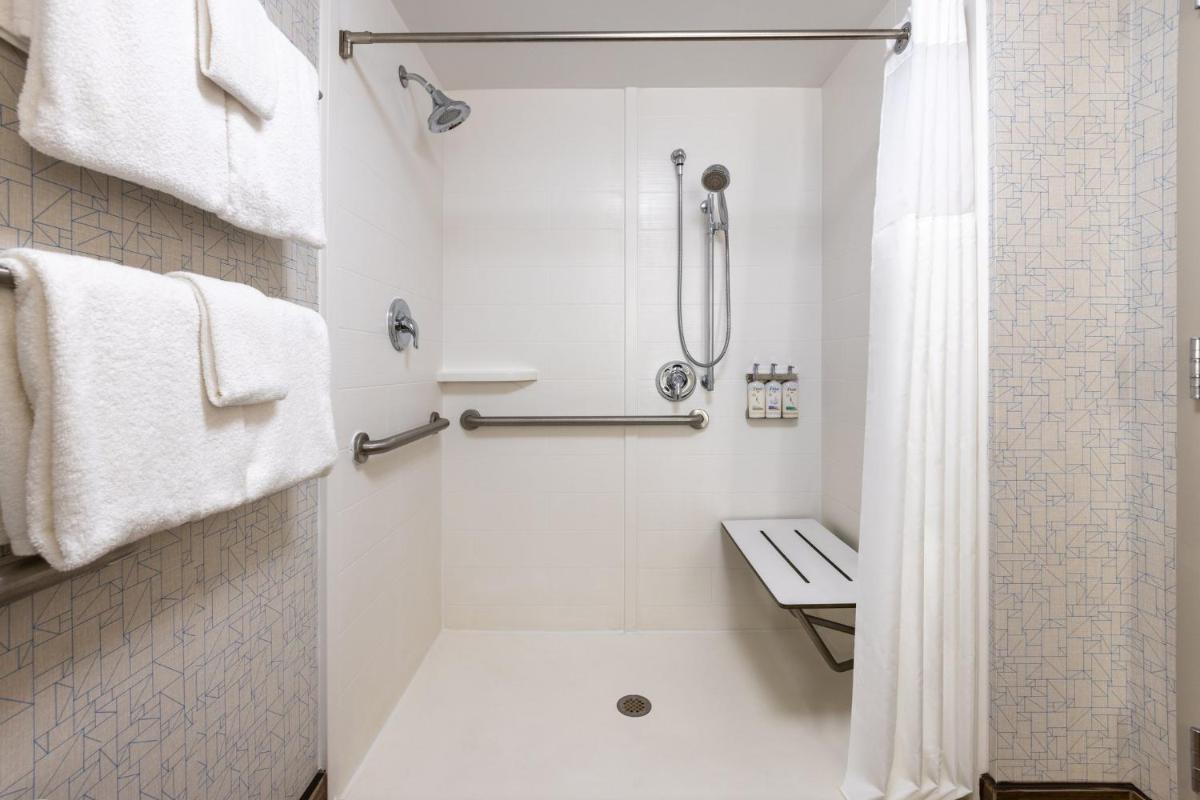Holiday Inn Express & Suites Ft. Washington - Philadelphia, an IHG Hotel - Housity