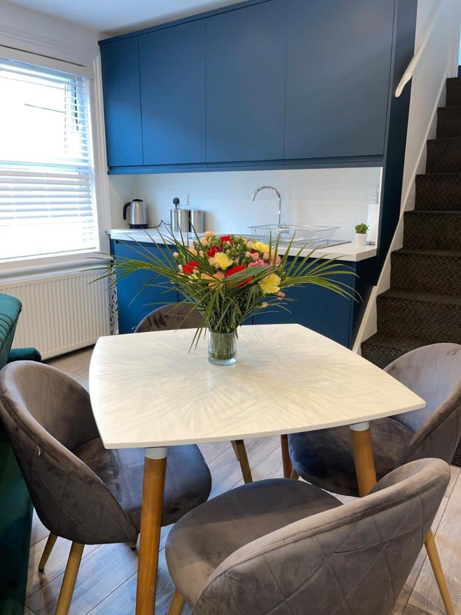 Trinity Apartments - 2 Bed Apartment - sleeps 6 - Spacious - Modern - 30 Seconds from High Street - Housity