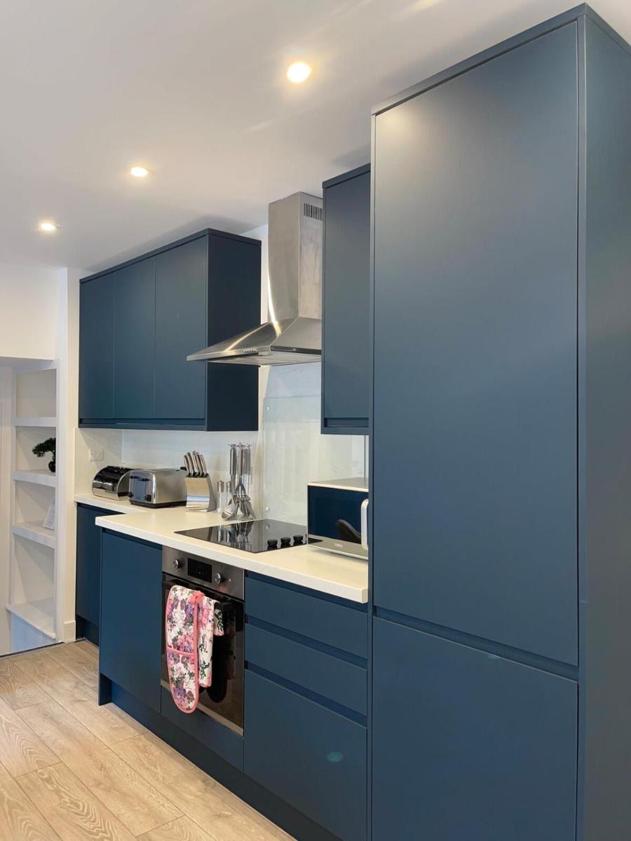 Trinity Apartments - 2 Bed Apartment - sleeps 6 - Spacious - Modern - 30 Seconds from High Street - Housity