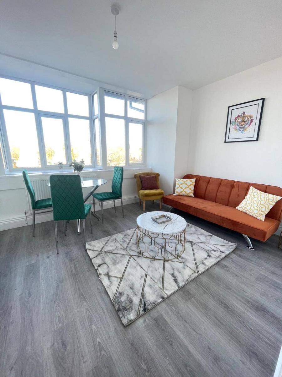Flitwick Luxury Apartment - Sleeps 4 - Housity