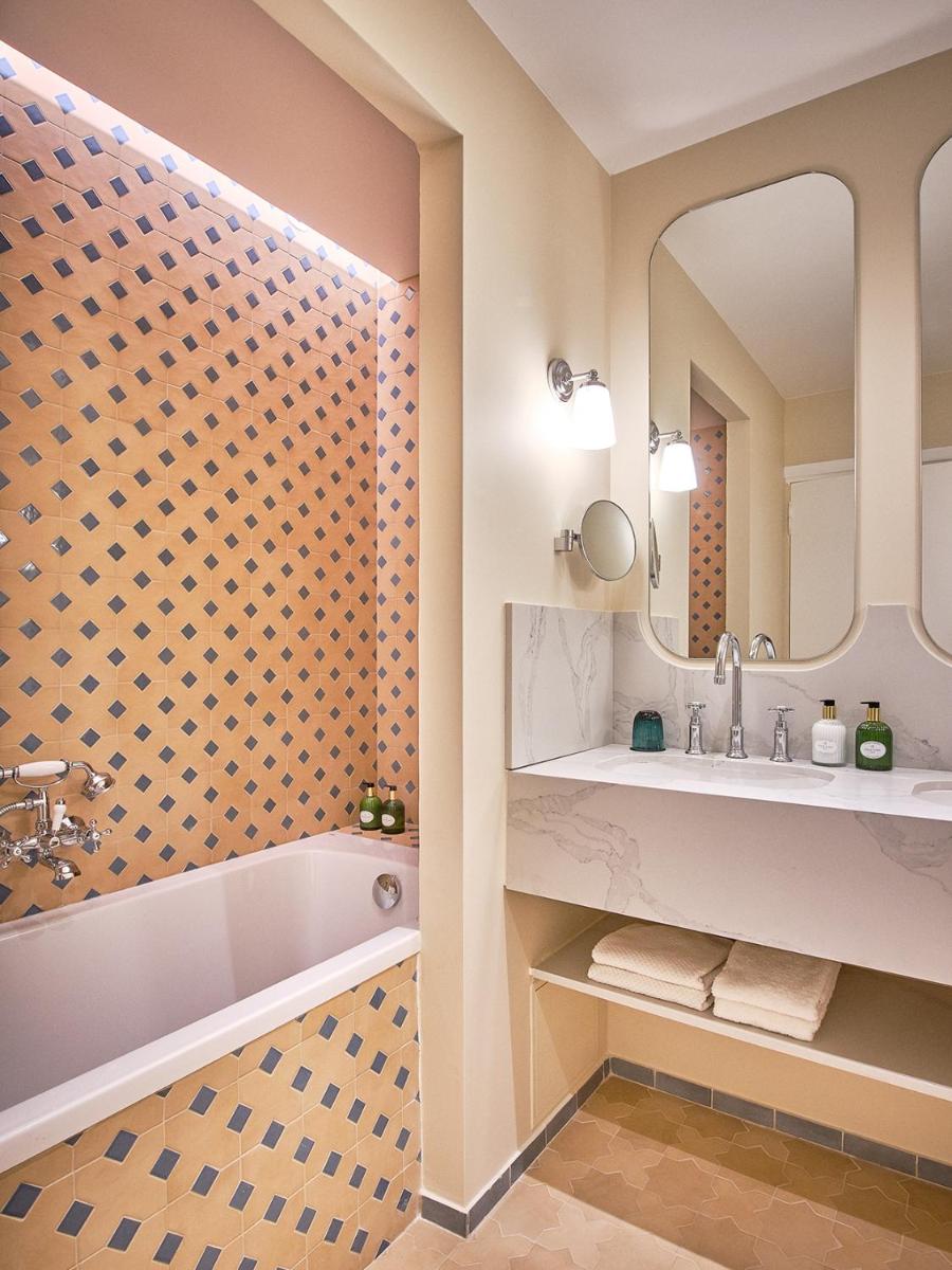 Salle de bains dans l'établissement Le Pigonnet - Esprit de France
