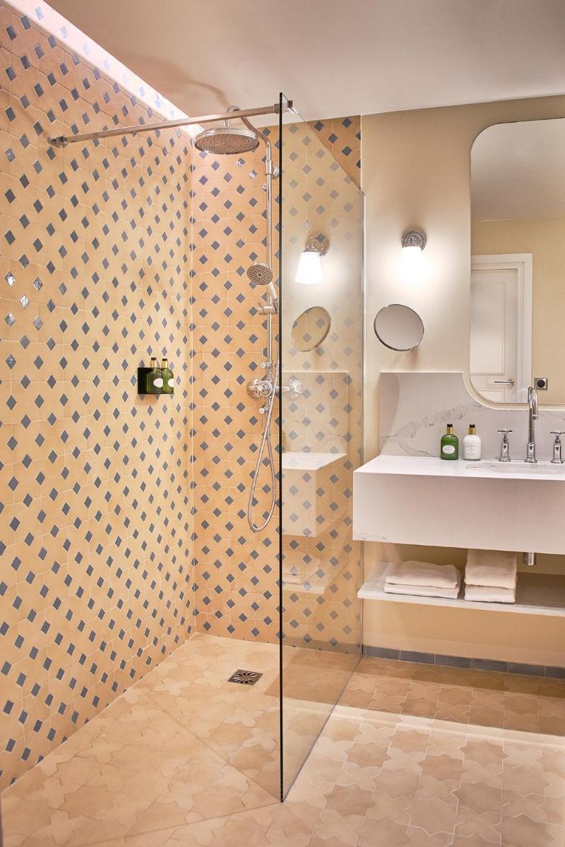 Salle de bains dans l'établissement Le Pigonnet - Esprit de France