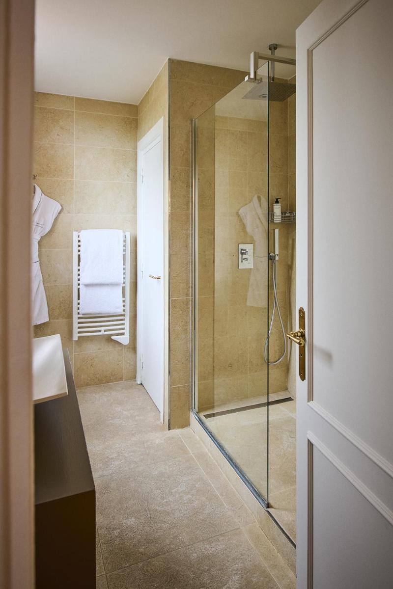 Salle de bains dans l'établissement Le Pigonnet - Esprit de France