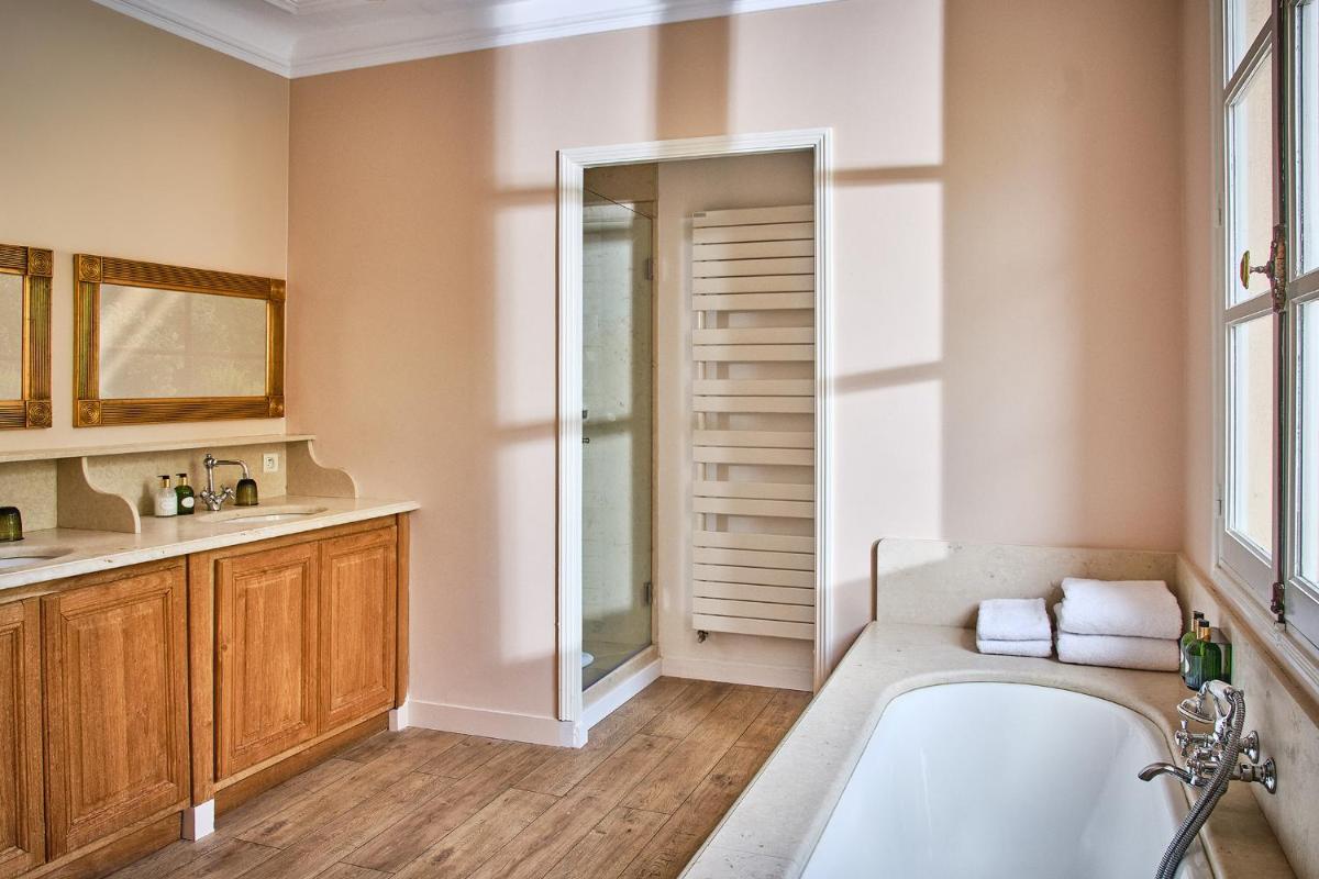 Salle de bains dans l'établissement Le Pigonnet - Esprit de France