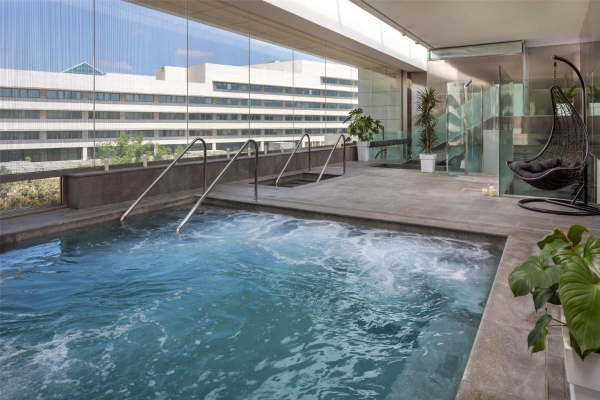 Piscina en o cerca de NH Collection Barcelona Constanza