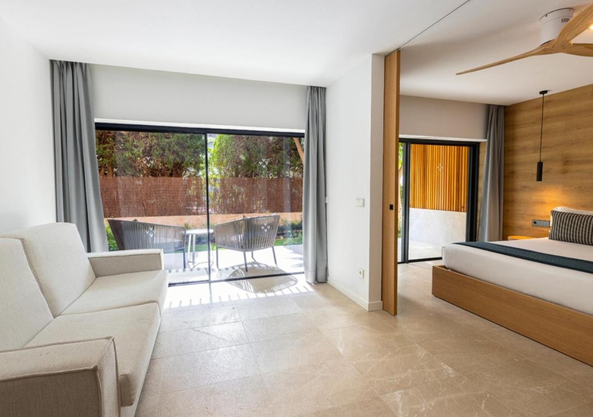 Cama o camas de una habitación en Las Gaviotas Suites Hotel & Spa