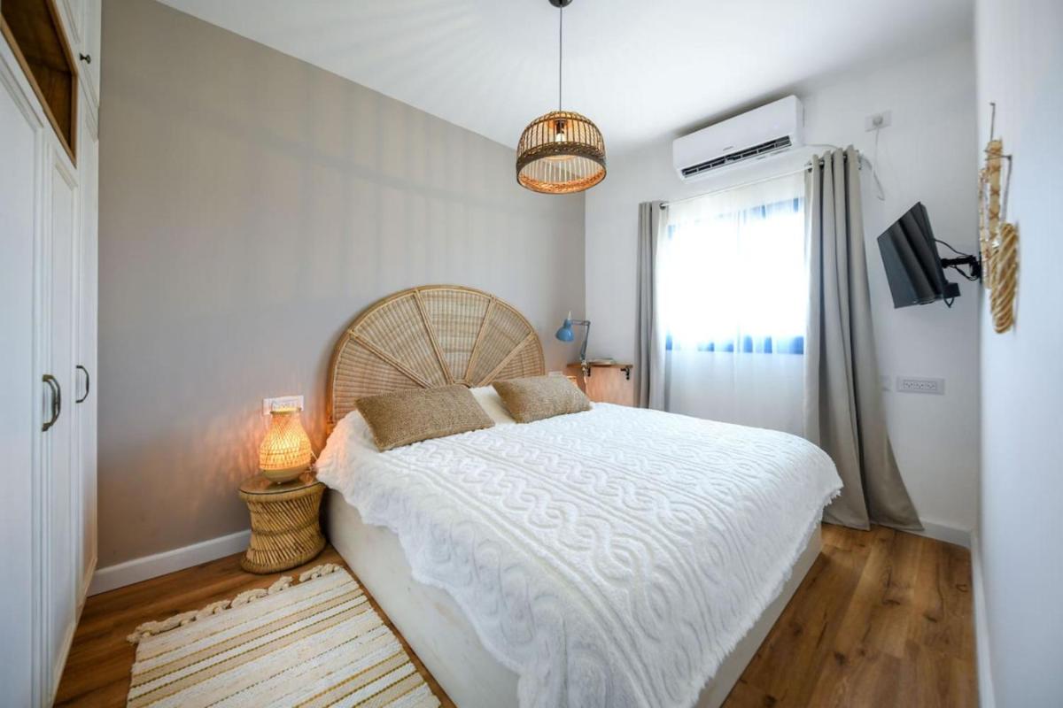 Authentic Beachfront Apartment by Sea N' Rent - Housity