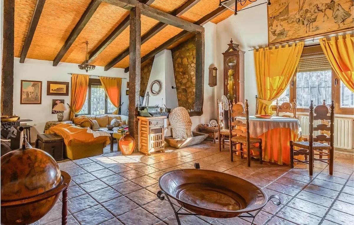 Comfortable villa with mountain views Valverde de Leganes - Housity