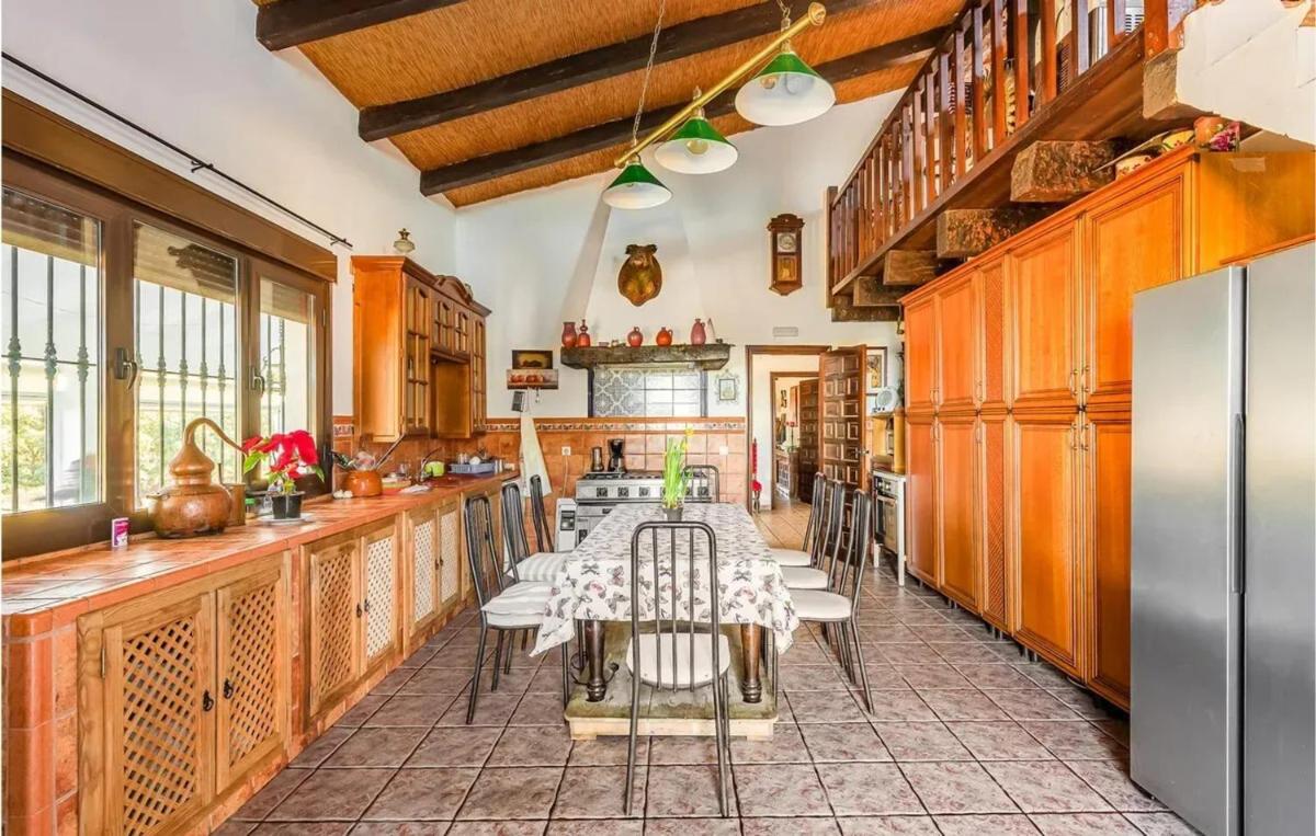 Comfortable villa with mountain views Valverde de Leganes - Housity