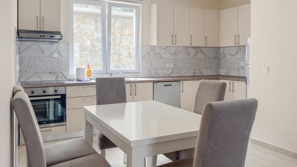 Apartments Seaview Estate Radovic - Housity