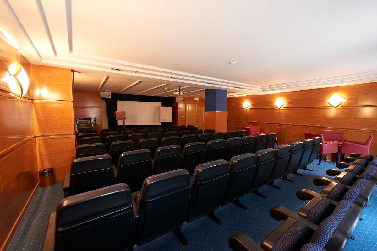 una sala de conferencias con sillas y una pantalla blanca en Fénix Torremolinos - Adults Only Recommended, en Torremolinos 93 fotos más