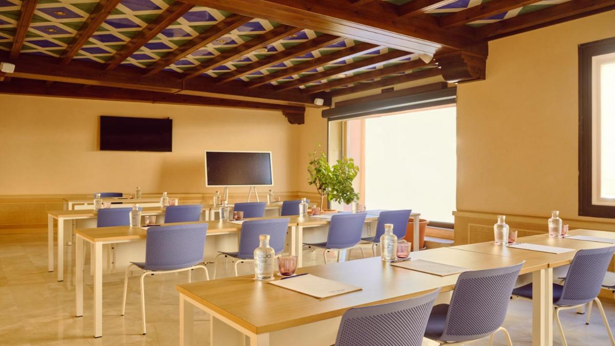Una televisión o centro de entretenimiento en Fénix Torremolinos - Adults Only Recommended