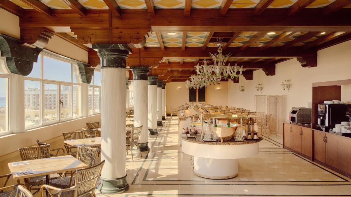 Un restaurante o sitio para comer en Fénix Torremolinos - Adults Only Recommended