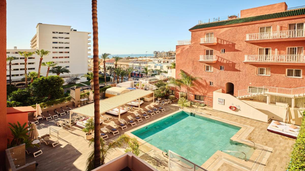 Una vista aérea de una piscina frente a un edificio. en Fénix Torremolinos - Adults Only Recommended, en Torremolinos