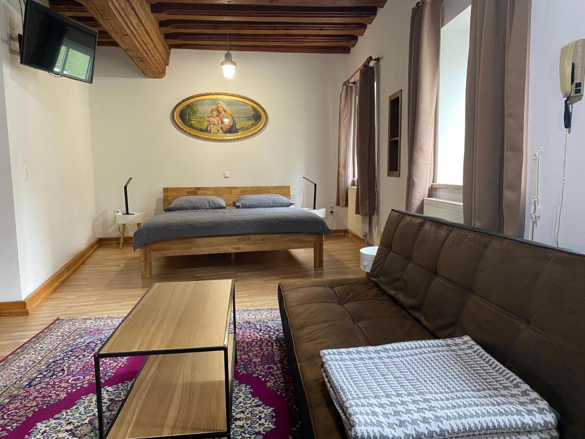 Apartment in Historic Town House - Housity