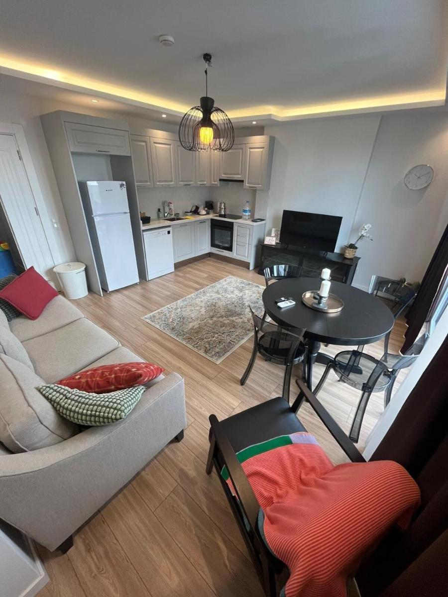 Suadiye Bostanci Luxury 2 Bedroom Apartment with Pool - Housity