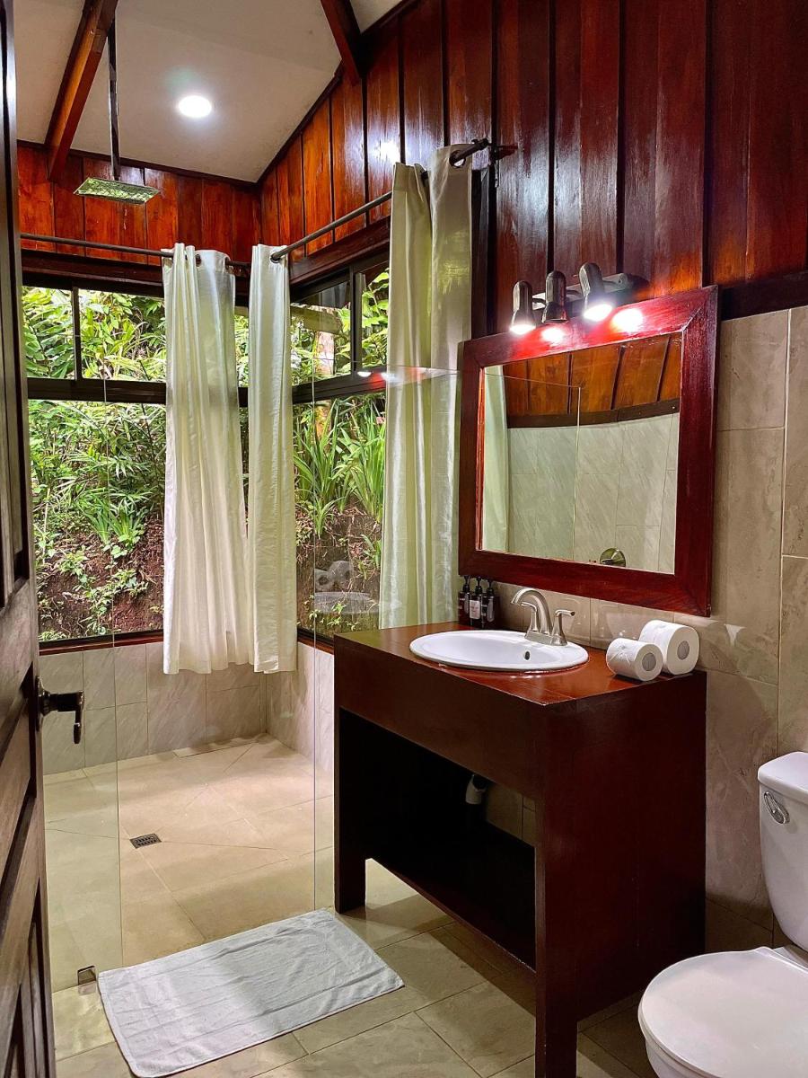 Hotel y Puentes Colgantes Heliconias Rainforest Lodge - Housity