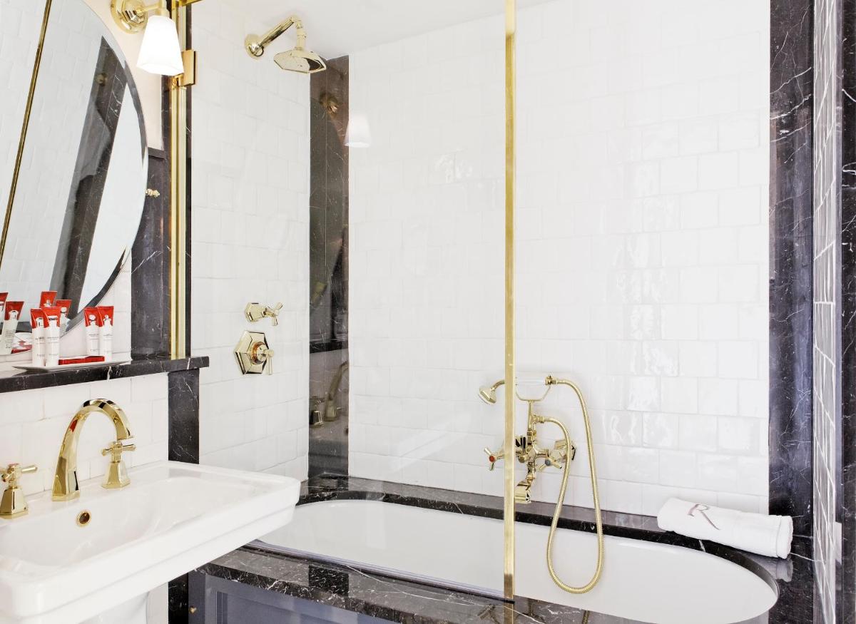 Salle de bains dans l'établissement Relais Christine