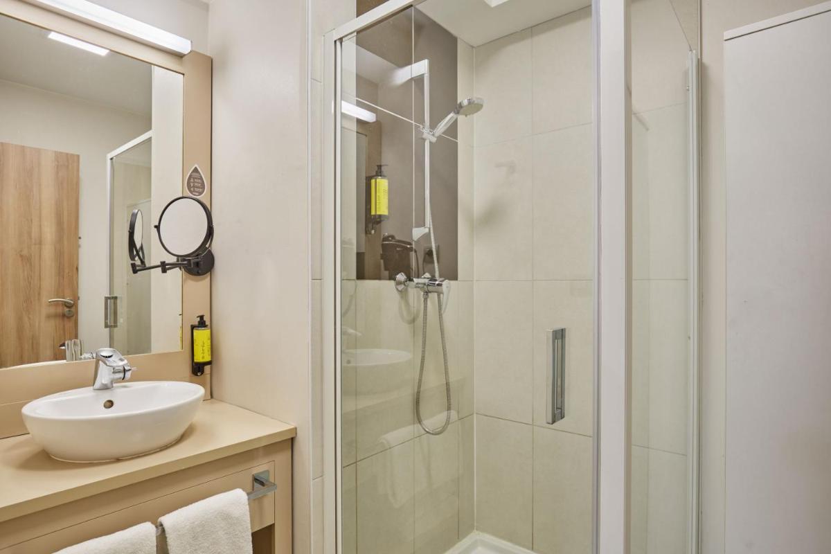 Salle de bains dans l'établissement Appart'hôtel Odalys City - Dijon Centre Les Cordeliers