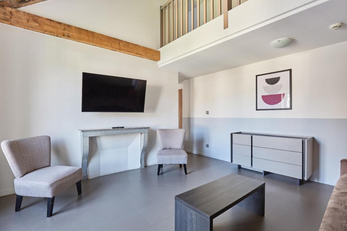 Télévision ou salle de divertissement dans l'établissement Appart'hôtel Odalys City - Dijon Centre Les Cordeliers