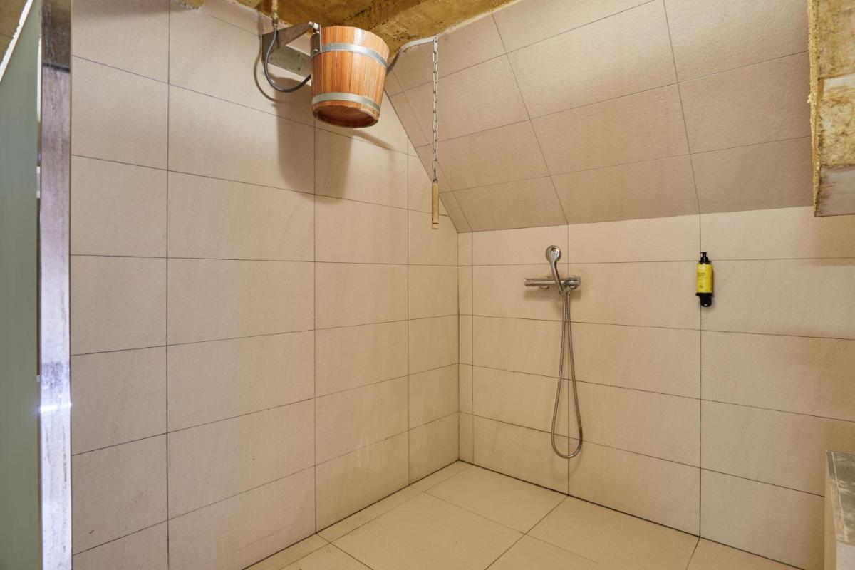 Salle de bains dans l'établissement Appart'hôtel Odalys City - Dijon Centre Les Cordeliers