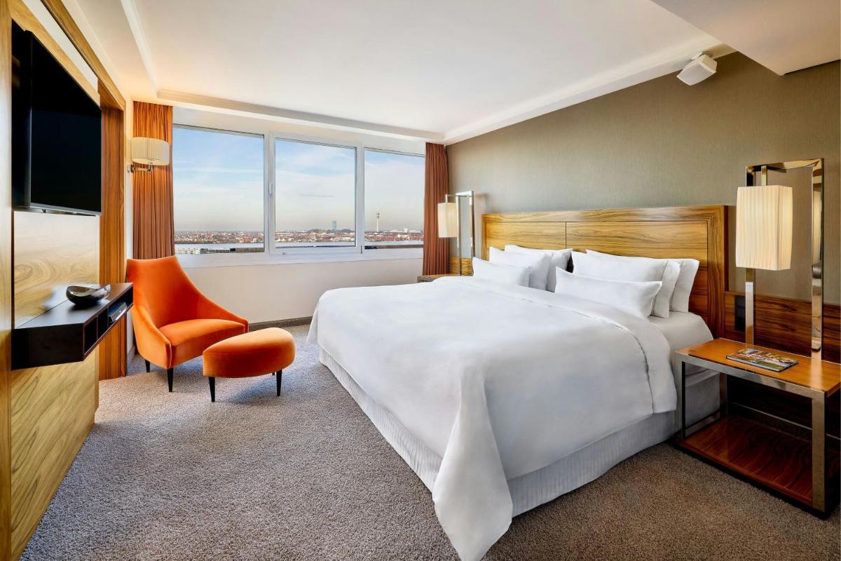 Ein Bett oder Betten in einem Zimmer der Unterkunft The Westin Grand Munich Ein Bett oder Betten in einem Zimmer der Unterkunft The Westin Grand Munich