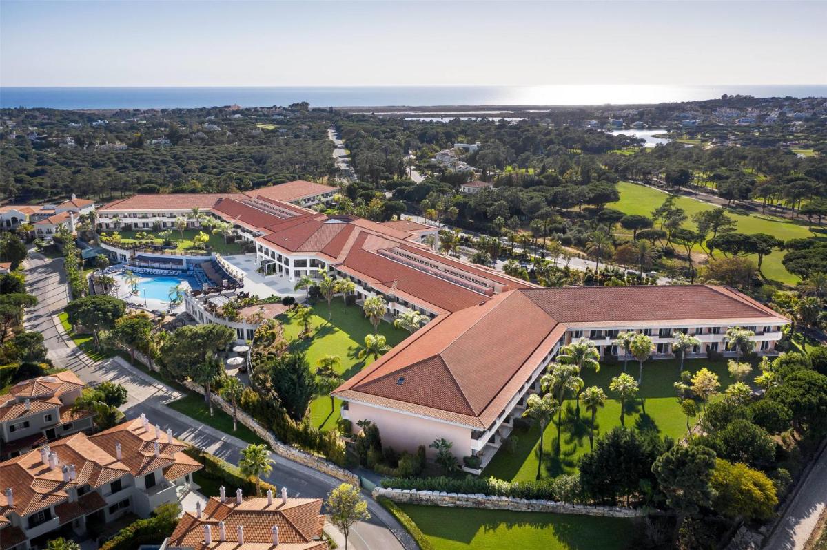 uma vista aérea de um resort com piscina em Wyndham Grand Algarve na Quinta do Lago