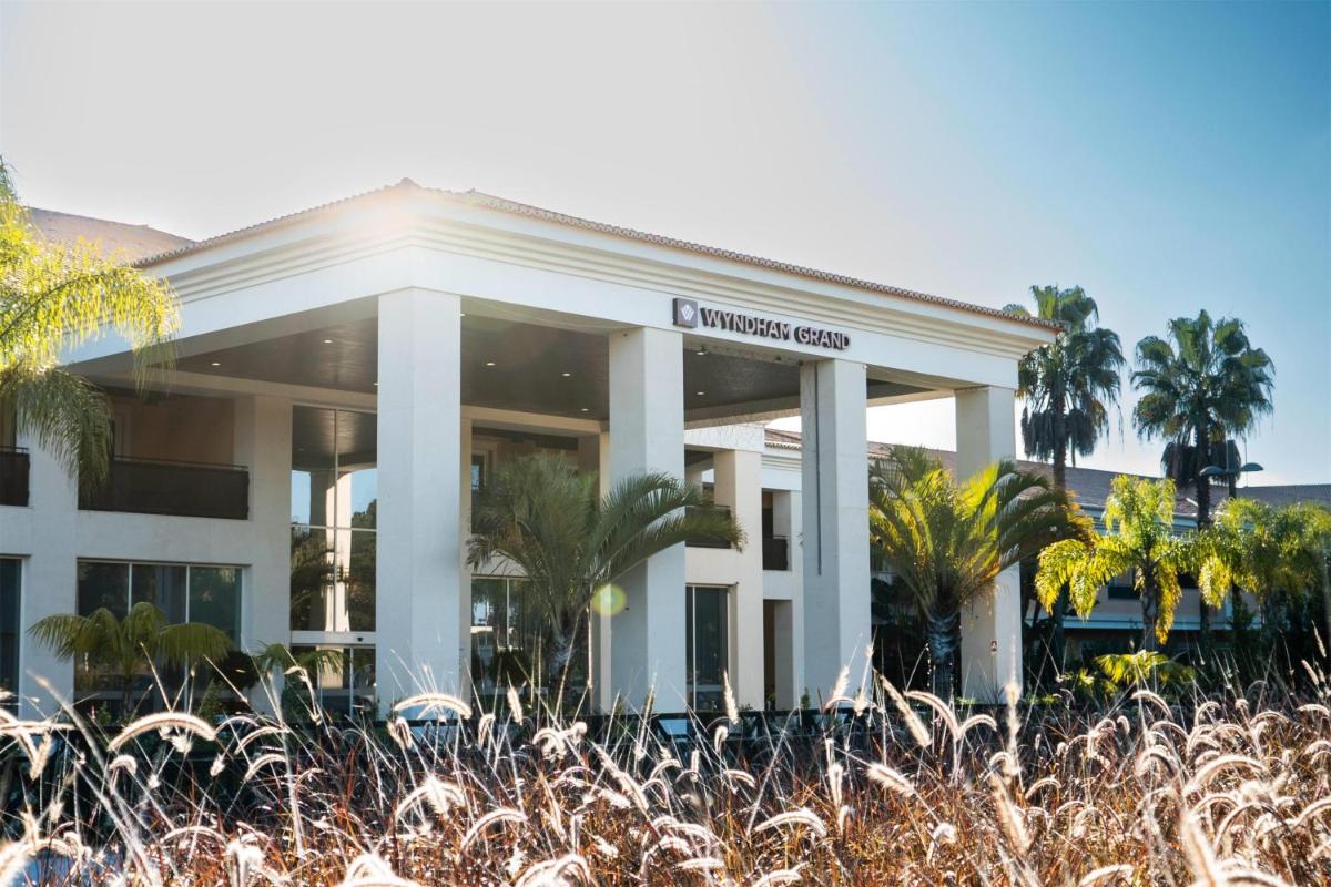um prédio com palmeiras na frente em Wyndham Grand Algarve na Quinta do Lago mais 121 fotografias