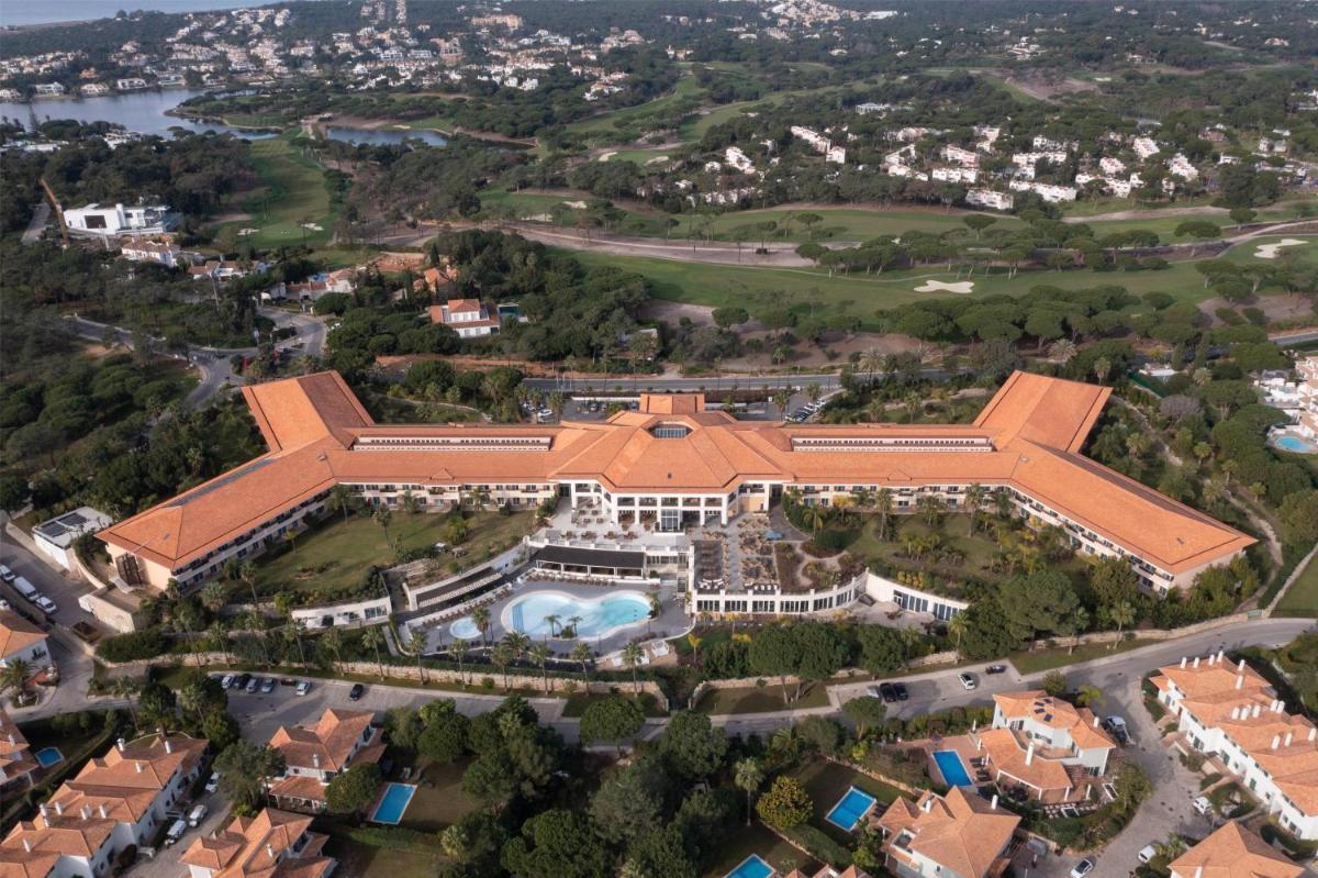 Uma vista aérea de Wyndham Grand Algarve