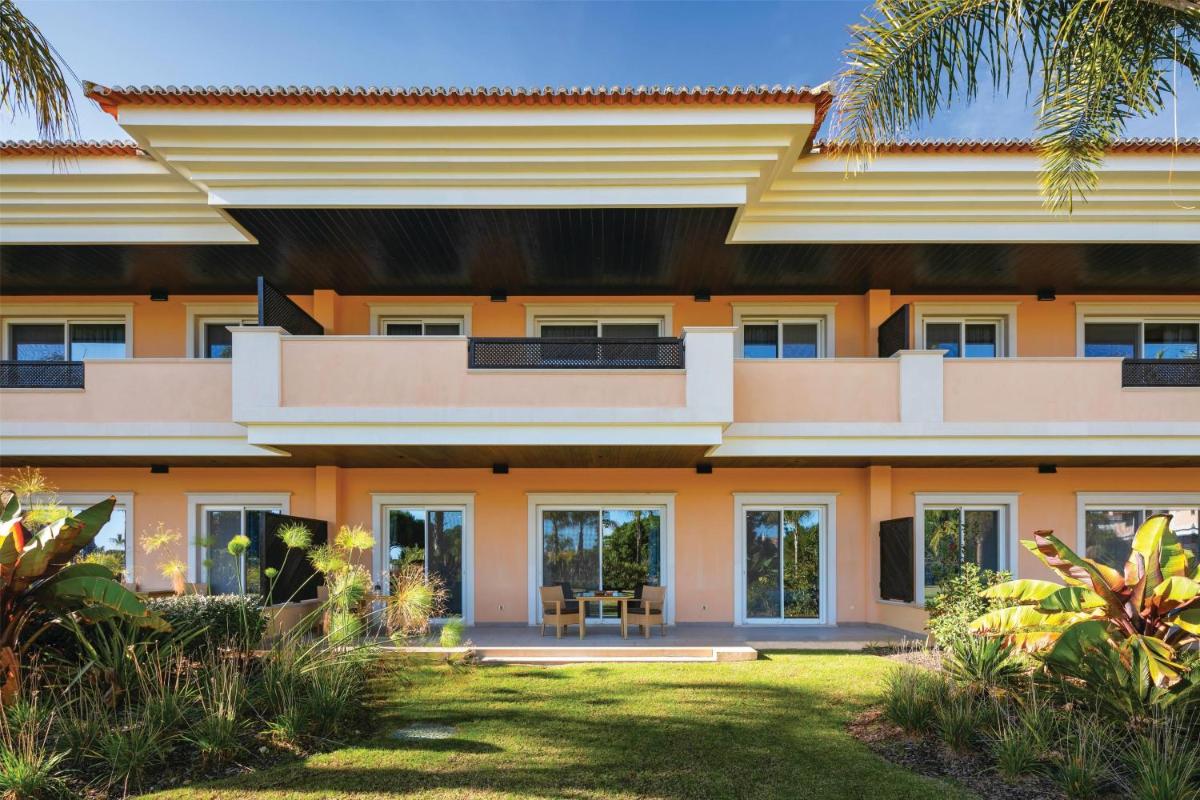 Um jardim no exterior de Wyndham Grand Algarve
