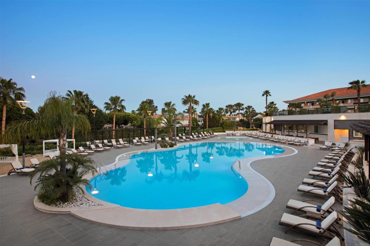 A piscina em ou perto de Wyndham Grand Algarve