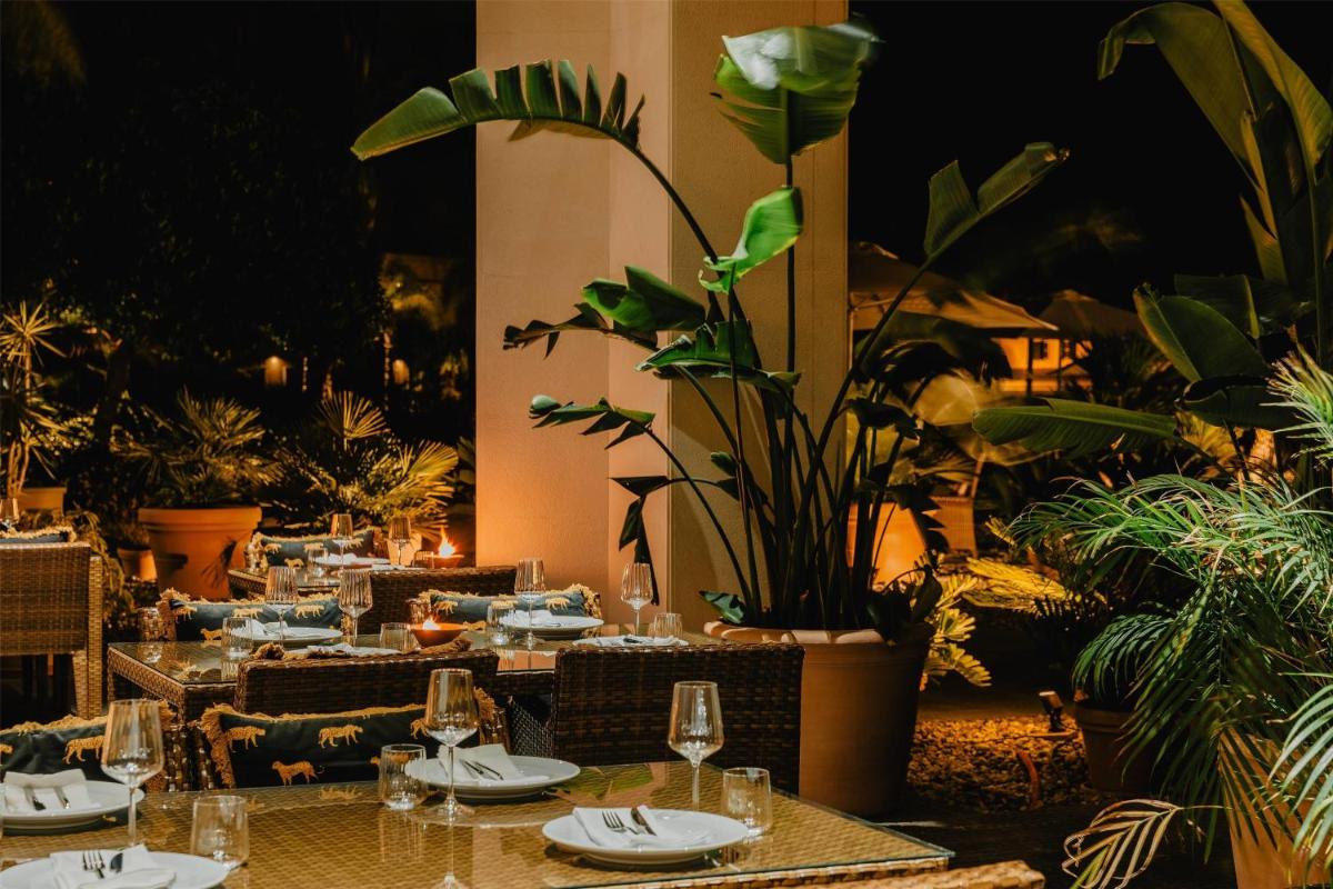 Um jardim no exterior de Wyndham Grand Algarve