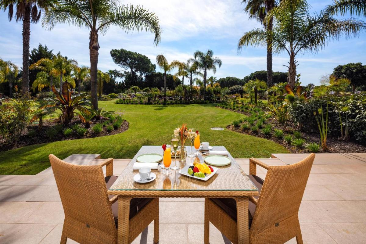 Um jardim no exterior de Wyndham Grand Algarve