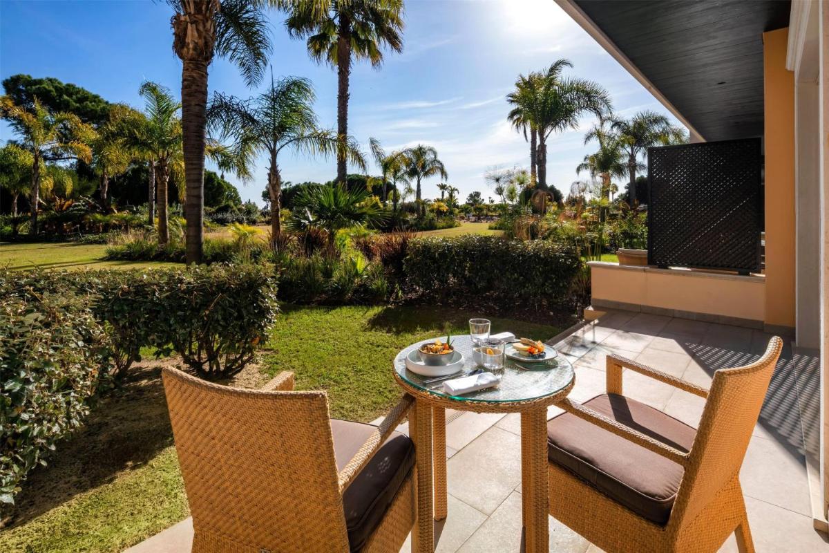 Um jardim no exterior de Wyndham Grand Algarve