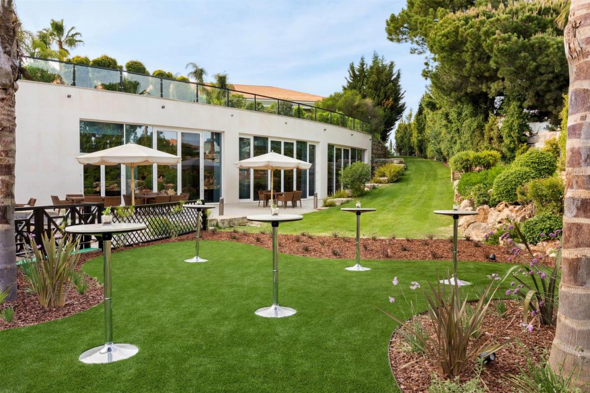 Um jardim no exterior de Wyndham Grand Algarve